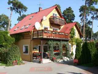 RELAKS база отдыха летние домики семейные номера ночлеги в Польше Балтийское море Леба